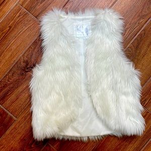 Justice FAUX FUR VEST IN WHITE. Size: 12/14